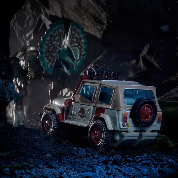 Image Of Dilophocon Vs Autobot JP12 New Transformers X Jurassic Park Collaborative  (9 of 19)